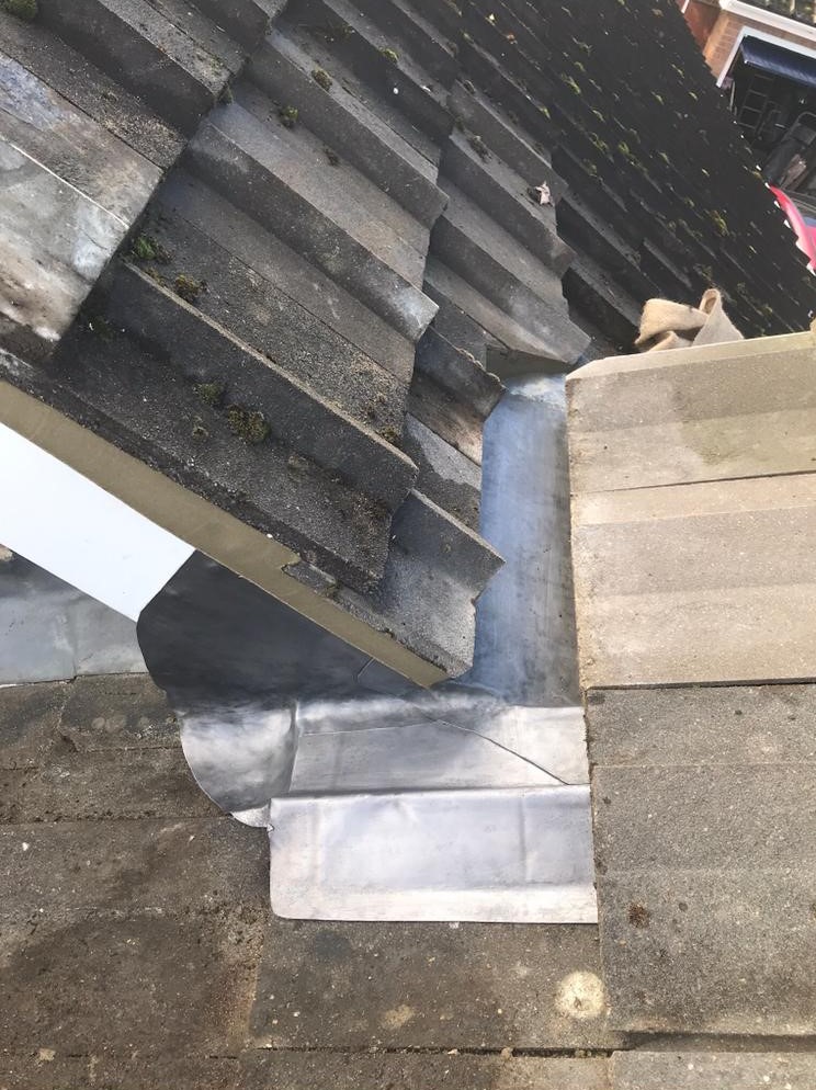 Repairing damaged roof tiles